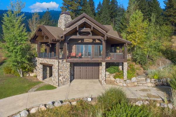 Luxury Ski In-Ski Out Mountain Estate in Tamarackimage3